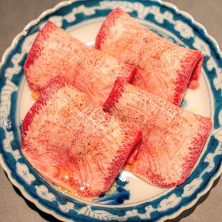 良質な黒毛和牛のお肉に舌鼓。塩タンやハラミ、希少部位まで満喫