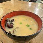 炉端とおでん 呼炉凪来 - たっぷりしじみのお味噌汁