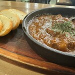 炉端とおでん 呼炉凪来 調布店 - 牛すじデミ煮(バゲット付き)