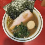 Iekei Kansai Oudou Ie Chokkei Gadouya - ラーメン（本店味うすめ）＋味玉