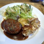 Ikkaku Shokudou - ＊ハンバーグはしっかり目の食感で、ソースはデミグラスというよち照り焼きぽい味わいですね。 でもハンバーグとしては好みですし、ソースも合います。