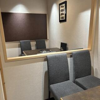 There are 3 private table rooms. In two of the rooms, the upper part of the wall is removable.