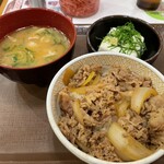 すき家 - 牛丼並400円に豚汁冷奴セット300円。