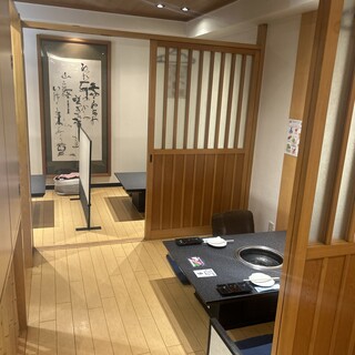 We have a variety of rooms available, including a tatami room that can accommodate up to 20 people.