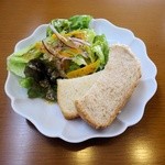 Cafe Linnea - パンとサラダ