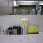 中華麺店 喜楽 - カウンター席に、目隠し用の衝立が出来てました・・・