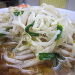 中華麺店 喜楽 - 炒め置きなんですが、もやしのシャキシャキ感がしっかりあって。