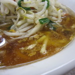 中華麺店 喜楽 - 焦がしねぎが入ったこのスープがたまらない。