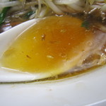 中華麺店 喜楽 - 焦がしねぎが入ったこのスープがたまらない。