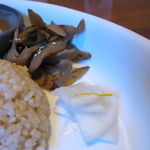 サイマーケット - 玄米プレートランチ：鶏もも肉正油麹漬けの唐揚げ、こんにゃくの味噌のせ、きんぴらごぼう、かぶの漬物、雑穀玄米ご飯、味噌汁5