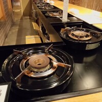 博多 鴨すき 鴨しゃぶ なかもぐろ - 店内（コンロを見つめるだけの簡単なお仕事です）
