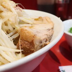 ラーメン二郎 - 豚の厚み