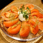 KOBE YAKITORI STAND 野乃鳥 - ブラッターチーズと冷製トマトのサラダ