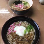 正直屋 - 田舎そば、奥が肉うどん