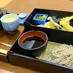 A Ji Do Ko Ro Sakane - 箱膳(税込1,280円)
                        ①盛り蕎麦②天麩羅(海老、海苔、隠元豆、ヤングコーン)③茶碗蒸し④白ご飯(本来は炊き込みご飯》⑤お漬け物
                        蕎麦と天麩羅で兼用の濃いめな甘口醤油ベースの鰹節が香るつゆでした