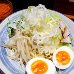 Karamaru - 麺は低加水の細麺。冷たい麺と茹でた野菜を冷たい辛いつけ汁で頂く。