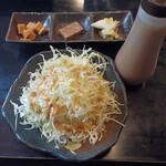 とんかつ 串揚げ 優膳 - キャベツとお通し