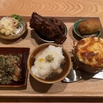 石川 - 温かい豆皿前菜…白子のグラタン最高！