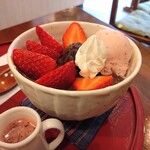 秀月堂 - いちごあんみつ　900円　いちごとあんこは本当に相性がいいです　寒天にいちごソースも実に美味いです