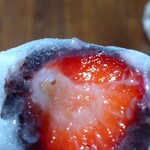 秀月堂 - 小豆餡は小豆味も堪能しつつ苺の酸味で爽やかな後味　250円