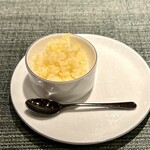 蒼 - この柚子、存在感あります！
      よく使われるお口直しの柚子とは、抽出された「柚子らしさ」が段違い。
      純度を高めていく峯村シェフの料理そのものが、この小さなグラニテにも詰まっています。