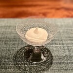 蒼 - 甘ーーい！
      新玉葱のムース、すごいぞ！
      そして、トマトのジュレがやっぱり効いてる。とてもバランスが良くなります。