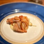 蒼 - この赤貝、香りがもう鮮烈！
      蛤出汁を纏ったフェデリーニといただくんです。
      旨味が溢れ返って、軽くパニックになります（笑）