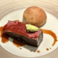 蒼 - 但馬牛は32ヶ月から出荷できるそう。それだって和牛の最上級のはずですが、こちらは45ヶ月飼育！
                    人生最高の牛肉の美味しさかも。
                    なんだか、すごい狭い視野で、猛烈にのめり込んで食べてしまいました…