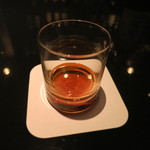 バー ムサシ - 味見。赤酒は熊本ではお屠蘇やみりんの代わりにも使われる甘いお酒です。