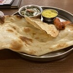 インド＆タイ料理専門店 Surya Royal Garden - サグチキンカレー、サフランライス、ナン、マトン、タンドリーチキン