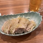 龍 刀削麵 - 蒸し鶏のネギソースかけ