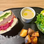dial presented by ENUOVE - 国産牛サンド1800円　分厚いお肉が柔らかく、たっぷりの野菜、ヘルシーで凄く美味しい❤️