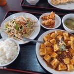 佳佳紅 - 麻婆豆腐と野菜炒め
