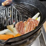 旭川成吉思汗 大黒屋 - 肩ロースやいてるところ