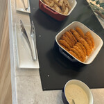 ヒルトン沖縄瀬底リゾート エグゼクティブラウンジ - 手前が白身魚のフライ、奥がフライドポテト