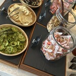ヒルトン沖縄瀬底リゾート エグゼクティブラウンジ - トリュフ塩ポテトチップスとゴーヤチップスが凄く人気らしい。