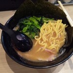 横濱家系ラーメン 海老名家 - 麺
