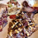 T's BBQ - プルドポーク（手前）