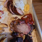 T's BBQ - ブリスケット（手前）とソーセージ（奥）