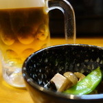 Wakashin - 生ビール中\500と、お通し。