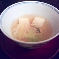 にくの匠 三芳 - 和牛でとったスープに白菜の漬物を浮かべて・・・