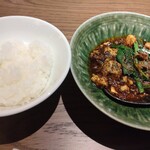 正宗広東私房菜サワダ - ご飯が進むシビシビの麻辣豆腐です。肉味噌の重厚な味わいと花椒辣油が最高です