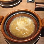 正宗広東私房菜サワダ 梅田エスト店 - フカヒレの姿煮。。。このスープがアツアツで旨味の塊です。赤酢もついてきて、少しかけるだけでなお美味しい