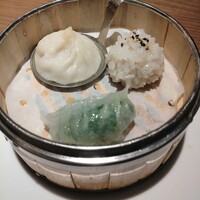 正宗広東私房菜サワダ 梅田エスト店 - 小籠包　もち米焼売　エビニラ蒸し餃子