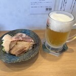 横浜淡麗らぁ麺 川上 - 焼豚盛り合わせとビール