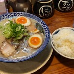 博多ラーメン鶴亀堂 - 餃子が遅れ、ライスがあるのに、半玉追加しました