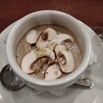 ピッツェリア ファッブリカ 1090 - マッシュルームのポタージュ。１人前を厨房で２つの器にシェアして提供してくれました。