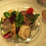 25年12月　ぎっしり詰まったジビエ（青首鴨・猪）のテリーヌ　サラダ添え