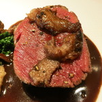 25年12月　根室産シュヴルイユ（蝦夷鹿）のロースト　マロンとキノコ添え　ソースポワヴラード　アップ