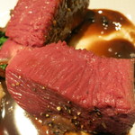 レストラン コバヤシ - 25年12月　根室産シュヴルイユ（蝦夷鹿）のロースト　マロンとキノコ添え　ソースポワヴラード　断面アップ